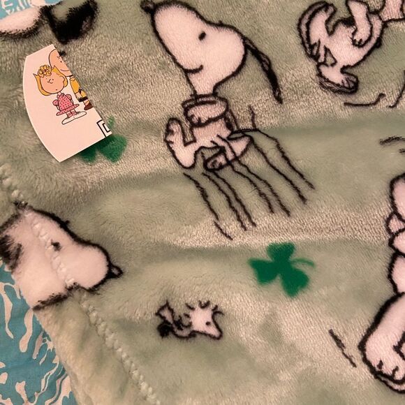 NEW! NWT Snoopy Berkshire St. Patty’s Day blanket throw shamrock Peanuts - Picture 5 of 5
